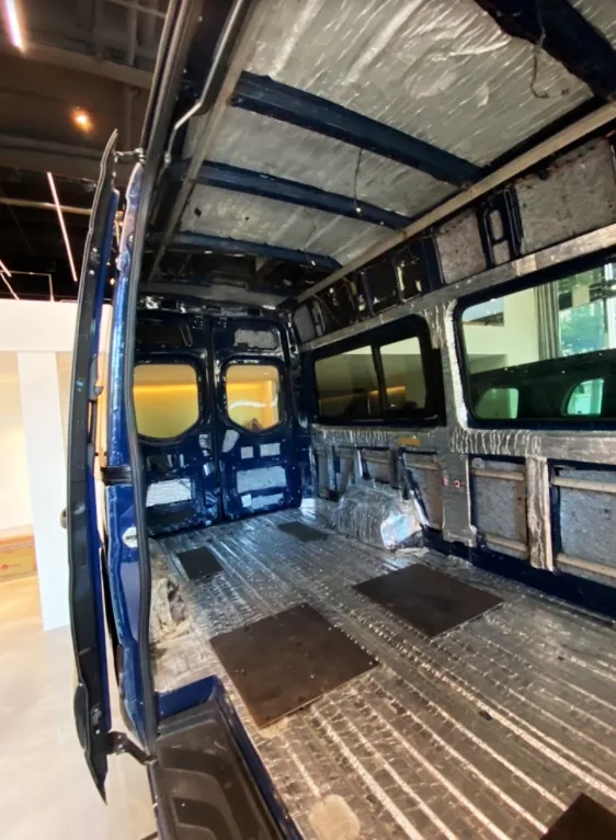 拆空的廂型車後車廂，露出鈑金與隔熱層
