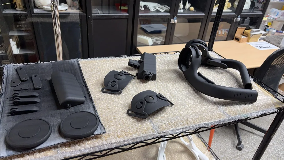 黑色列印零件在生產現場工作台上