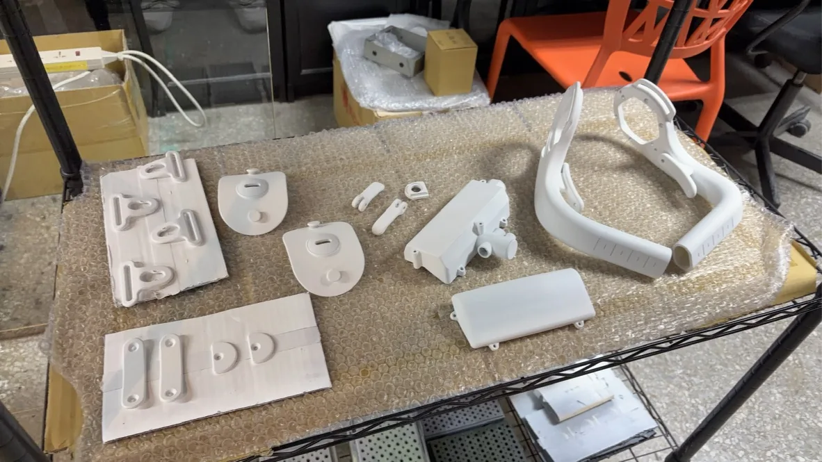 白色列印零件在網架工作台上