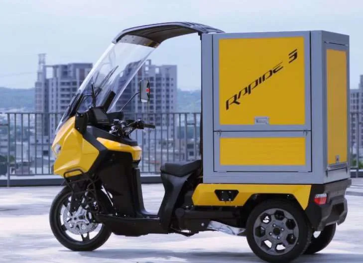 灰色貨箱搭黃色車頭的 Rapide3 停在頂樓