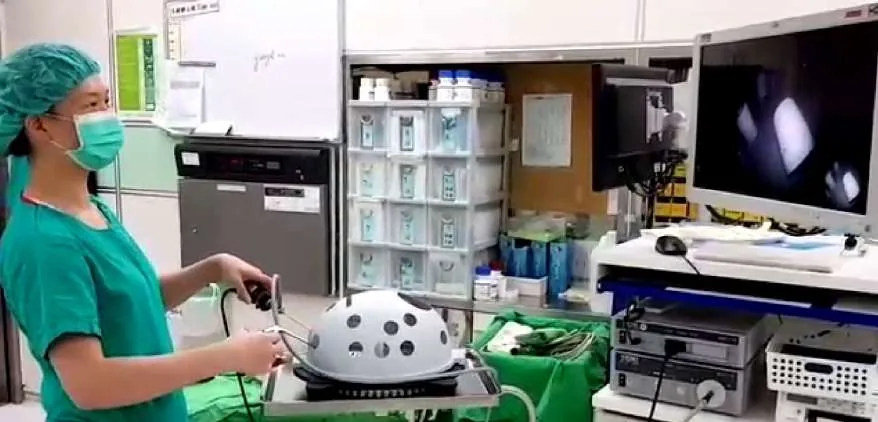 醫院護理人員手持器械操作教具，旁邊有螢幕