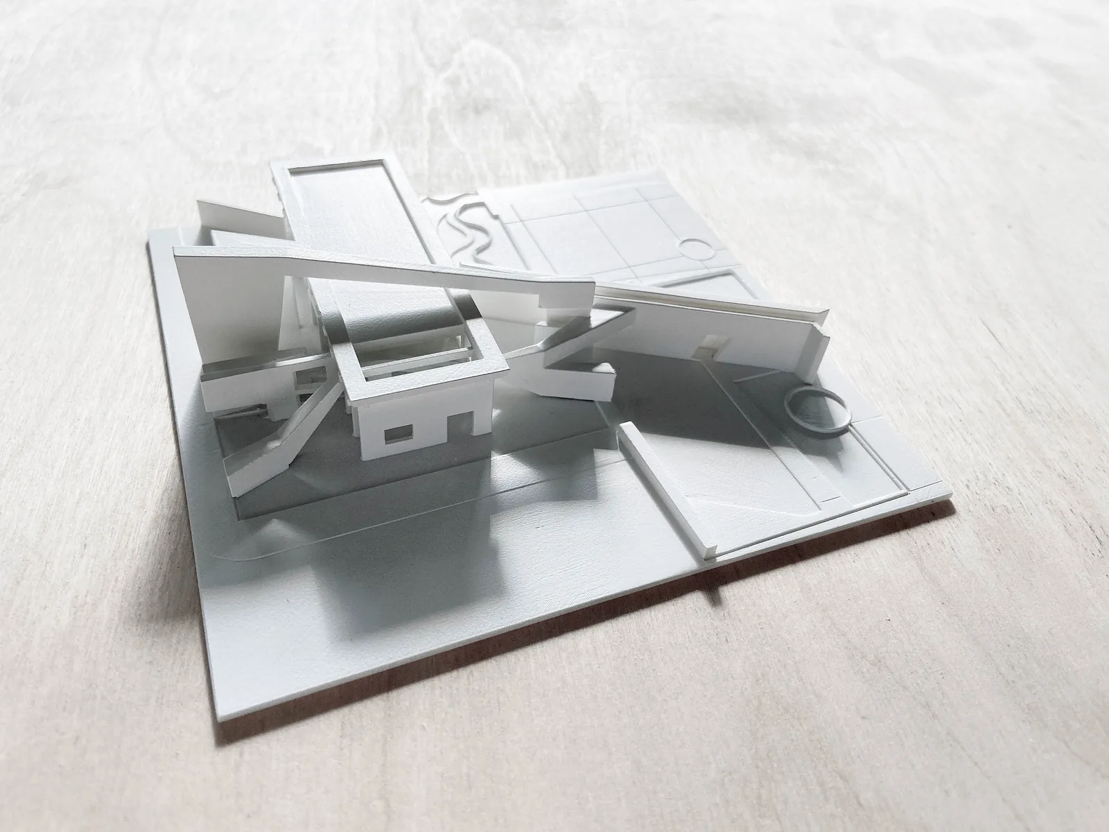 白色 3D 列印建築模型俯視，由多塊文具組件拼成