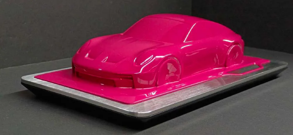 洋紅色完成品,車身固定在深色底座上