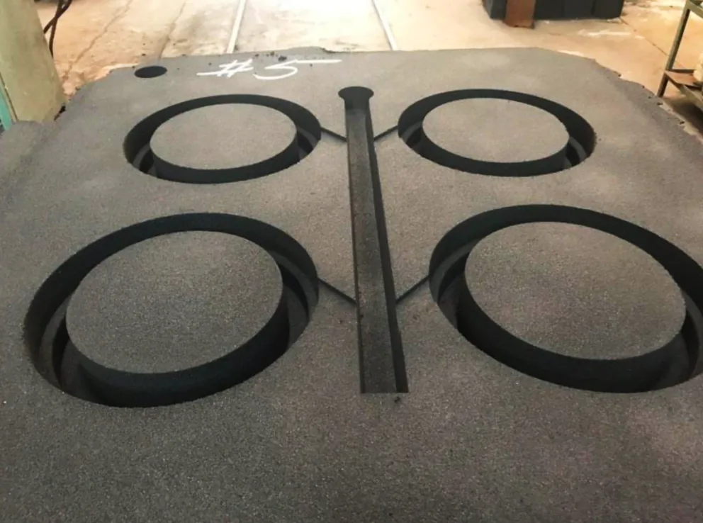 砂面上壓出的四個環形空腔與一道流道