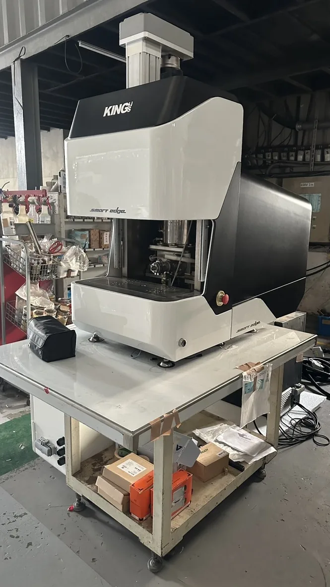 完成機台在工廠工作台上