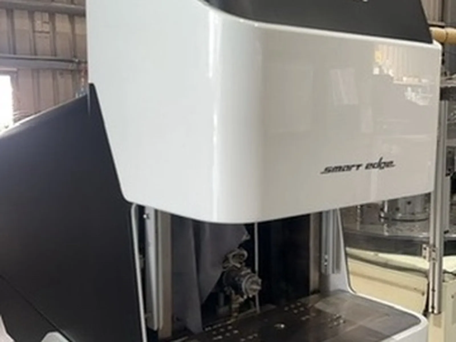 Smart Edge 桌上型低壓射出機，白色機殼與黑色上罩近照