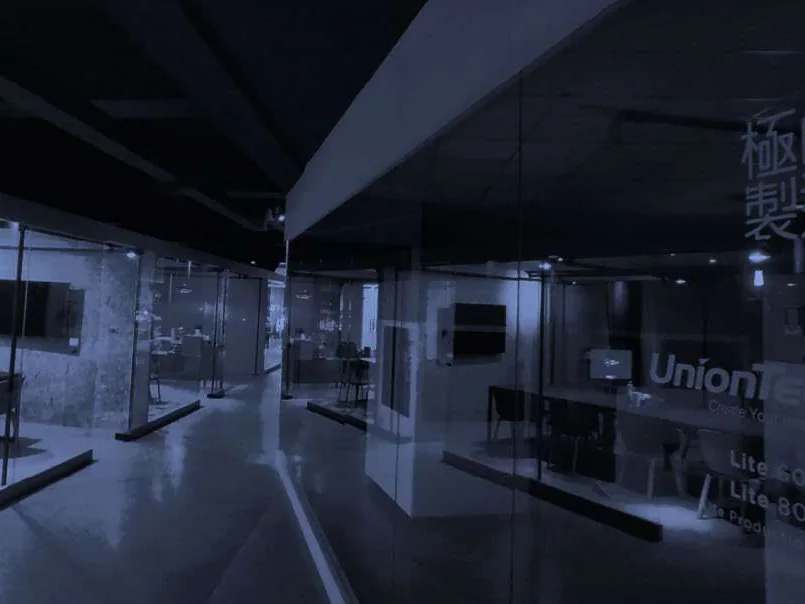 玻璃牆後的 3D 列印設備區，牆面有 UnionTech 設備標示